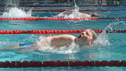 Bild: Gabi Schönberger
So wie diese Schwimmer geben alle über 200 Teilnehmer beim Bezirksfinale Schwimmen alles.