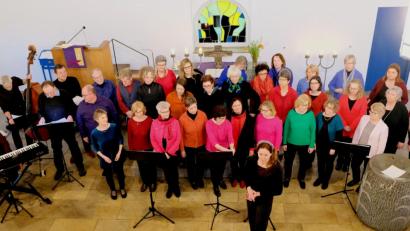 Bild: do
Der stimmgewaltige Nürnberger Jazz-Chor entfaltet unter Leitung von Susanne Schönwiese in der Kreuzkirche die hohe Kunst der Swing-, Blues- und Spiritual-Kultur und versprüht Lebensfreude pur.