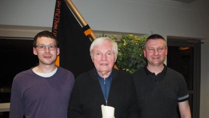 Bild: krb
Ehrenvorsitzender Hans Simmerl (Bildmitte) kann stolz sein auf seine beiden Enkel: Anton Kissler (links) ist Stellvertreter und Manuel Färber (rechts) Vorsitzender der Kolpingsfamilie.