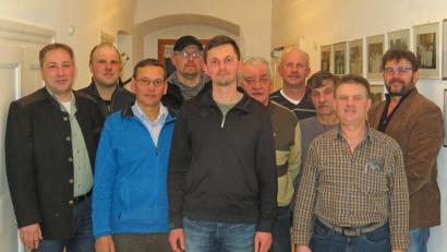 Bild: ow
Jagdpächter Markus Walter (links) gratuliert dem neuen Vorstand: Von links Schriftführer Michael Dötsch, Beisitzer Alois Kausler und Stefan Ziegler, Jagdvorstand Josef Walter, Stellvertreter Konrad Krywinski, Kassier Alois Ziegler, Kassenprüfer Walter Ewald und Gerhard Müller sowie Bürgermeister Wolfgang Haberberger.