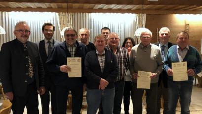 Bild: bgm
Josef Beck (Zweiter von rechts) bleibt Vorsitzender der CSU. Bürgermeister Rudolf Schopper (von links) und Kreisvorsitzender Stephan Oetzinger danken den Geehrten und dem Vorstand (ab Zweiter von links): Hans Meier, Walter Stubenrauch, Karl Höning, Herbert Beck, Hans Pröls, FU-Vorsitzende Martina Kraus, Hans Treml und Alfons Troppmann.