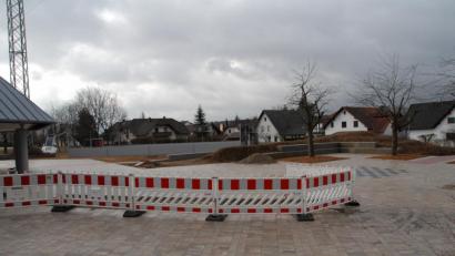 Bild: pop
Sobald es das Wetter erlaubt, wird am Erlebnispausenhof der Mittelschule weiter gearbeitet. Er soll noch in diesem Schuljahr fertig gestellt werden. Bürgermeister Roland Strehl bezeichnet ihn als einzigartig im Landkreis.