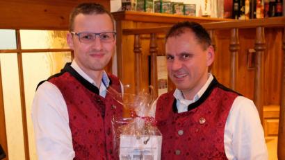 Bild: do
Ein Dirigent mit Dirigentenpult im Miniformat war das Abschiedsgeschenk von Vorsitzendem Martin Danzer (rechts) an Thomas Murr. Nach 15-jähriger Tätigkeit als Kapellmeister der Eschenbacher Blaskapelle bleibt Murr dem Ensemble aber als begnadeter Blechbläser erhalten.