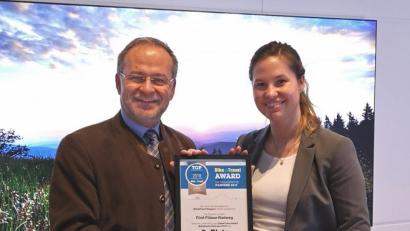 Bild: Alexander von Poschinger, Tourismusverband Ostbayern
Bei der Urkundenübergabe (von links): Stephan Moder (Tourismusverband Ostbayern) und Carina Fauth (MSV-Medien).