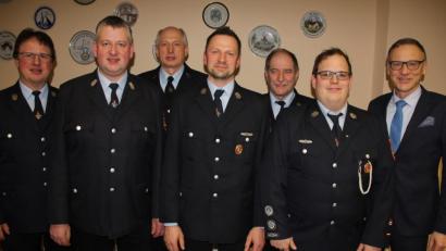 Bild: kro
Die Feuerwehr Querenbach wählte für dei kommenden zwei Jahre neue Ortsvertaruensleute. Unser Bild zeigt von links, Vorsitzen der Konrad Hart, Hubert Scharnagl, Otto Schneider, Matthias Döberl, Winfried Heindl, Kommandant Uwe Friedrich und Bürgermeister Bernd Sommer.