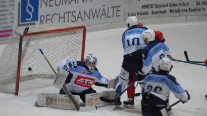 Bild: gb
Am vergangenen Freitag (Szene) gewinnen die Blue Devils bei den Hannover Scorpions mit 3:2, am Dienstag verloren sie in Mellendorf mit 2:6. Damit liegen die Weidener in der „Best-of-5“-Serie mit 1:2 hinten.
