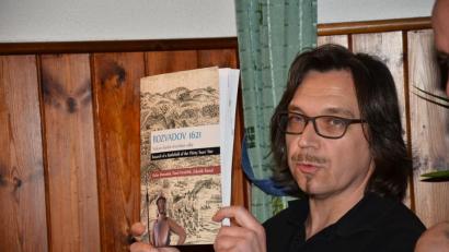 Bild: fjo
Wenige Monate vor dem 2021 geplanten Historienfest zieht die Waidhauser Partnergemeinde Rozvadov die Blicke durch ein neues Buch zur Thematik auf sich, das Ortsheimatpfleger Andreas Ringholz direkt nach der Veröffentlichung zuging.