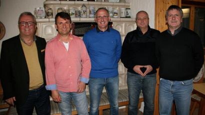 Bild: wro
Auch in den kommenden vier Jahren steht Gerhard Engelmann (Dritter von rechts) der Siedlergemeinschaft Fichtenschacht-Schönhaid vor. Unterstützt wird er vom Zweiten Vorsitzenden Marco Süß (Zweiter von links), zudem von Kassier Jürgen Kühn und Schriftführer Walter Wildenauer (von rechts). Bürgermeister Toni Dutz (links) gratulierte zur Wahl.