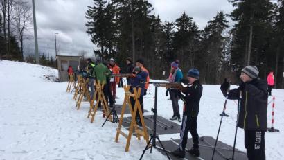 Bild: exb
Die Schüler durften auch beim Biathlon das Schießen ausprobieren.