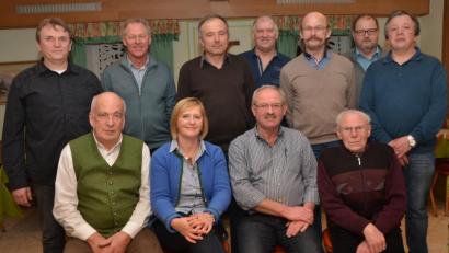 Bild: dob
Martha Bauer (vorne) führt auch weiterhin den CSU-Ortsverband an. Hans Gollwitzer (vorne, links) und Georg Ertl (vorne, Zweiter von rechts) stehen ihr dabei als Vorsitzende zur Seite.