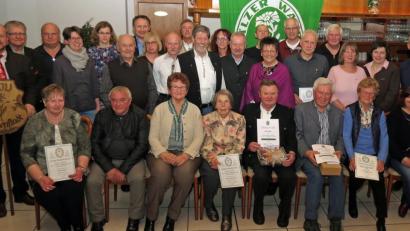 Bild: Dobmeier
Georg Kick (sitzend, Dritter von rechts) und Josef Kellner (sitzend, Vierter von rechts) ernannte der OWV Rothenstadt zu neuen Ehrenmitgliedern im Beisein der Vorstandschaft mit neu gewählten Vorsitzenden Hermann Bolz (links) und den langjährigen Mitgliedern. Bild: Dobmeier