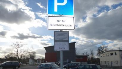 Bild: bk
"Nur für Hallenbadbesucher", dieses Schild sollte künftig tunlichst beachtet werden. Wer dort widerrechtlich sein Fahrzeug abstellt, muss damit rechnen, abgeschleppt zu werden.