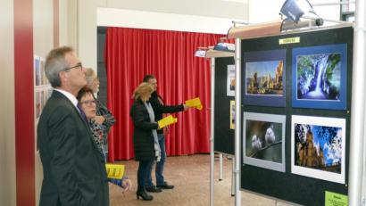 Bild: mor
Rund 200 Besucher fanden den Weg zur Ausstellung der Fotofreunde Eschenbach-Grafenwöhr in die Mehrzweckhalle in Kemnath, auch Bürgermeister Werner Nickl war begeistert von den Bildern und Multivisionsschauen.