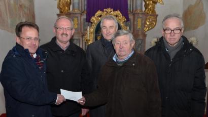 Bild: dob
Dekan Alexander Hösl (links) und Kirchenpfleger Günter Hassmann (Mitte) erhielten für die Erneuerung der Lautsprecheranlage in der katholischen Stadtpfarrkirche vom Kirchenbauverein Altenstadt eine Spende in Höhe von 2500 Euro, die Georg Ertl, Bernhard Bodensteiner und Heinrich Frischholz (von links) überreichten.