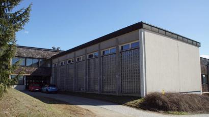 Bild: mmj
Die Sanierung der Turnhalle in Schönsee könnte mit einem Förderprogramm verwirklicht werden. Der Antrag ist gestellt; nun heißt es abzuwarten, ob die Maßnahme zum Zuge kommt.