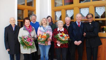 Bild: enz
Bei der Verabschiedung der Kirchenpfleger Neualbenreuth/Ottengrün und Begrüßung der neuen Kirchenpfleger: Pfarrer George Parankimalil, Josef Rosner, Lorenz Betzl, Angelika Rosner, Birgit Frank, Barbara Kraus, Wolfgang Plonner (Sprecher des Pfarrgemeinderates, Elfriede und Hans Maischl (von rechts)
