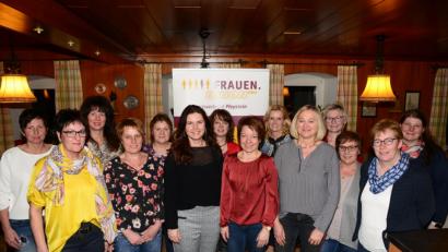 Bild: bey
Heidi Völkl ist neue Vorsitzende der Frauen-Union. Stellvertreterinnen sind Claudia Gallitzendörfer, Corinna Kurzian-Rewitzer sowie Sonja Schöne. Schriftführerin ist Renate Zehent und Schatzmeisterin Christina Windirsch (vorne, von links).