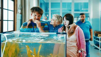 Bild:  Sony Pictures/dpa
Axel Stein als Rainman, Jella Haase als Laura, Luisa Wöllisch als Franzi und Kida Khodr Ramadan als Eddy (von links) in "Die Goldfische".