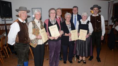 Bild: mag
Jubilarehrung bei den Birgländern (von links): Zweiter Vorsitzender Günther Meier, Erna Raschke (70 Jahre Mitgliedschaft), Helene Rahm (50 Jahre), Gerd Geismann (40 Jahre), Anni Stephan (70 Jahre), Bürgermeister Michael Göth, Christa Pirner (25 Jahre) und Erster Vorsitzender Franz Niebler.