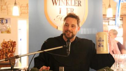 Bild: kmo
Ein letztes Mal "Prost" als Bruder Barnabas hieß es am Dienstagabend für Matthias Schöberl, der seine Kutte nach acht Jahren an den Nagel hängt.