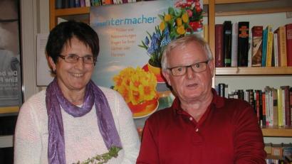 Bild: gis
VHS-Geschäftsstellenleiterin Monika Prechtl bedankte sich bei Gärtnermeister Robert Herl für seine zahlreichen brauchbaren Ratschläge und kündigte gleich den nächsten Termin mit ihm an: den Sommer-Obstbaumschnitt am Samstag, 15. Juni, um 13 Uhr in der Waldhausstraße 52 in Mehlmeisel.