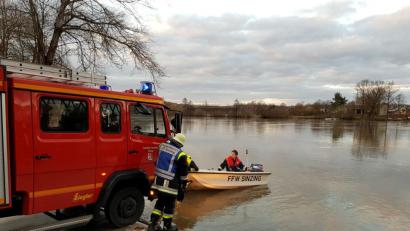 Bild: Alexander Auer
Ein Ölfilm auf der Donau sorgte in der Nacht auf Dienstag für einen Feuerwehreinsatz mit mehreren Booten. Als Ursache konnte eine Heizöl-Leckage eines Anwesen bei Sinzing ausgemacht werden.