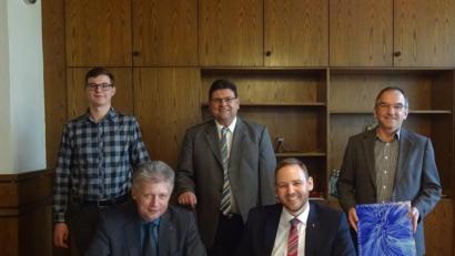 Bild: exb
Die Telekom wird 30 Haushalte ans schnelle Internet anschließen. Den Vertrag unterzeichneten (vorne von links) Bürgermeister Lothar Müller und Enrico Delfino, Regio Manager der Telekom. Mit im Bild (hinten von links) Jonas Würner (Gemeindeverwaltung), Wilhelm Köckeis (Telekom) und Walter Huber von der Breitbandberatung Bayern.