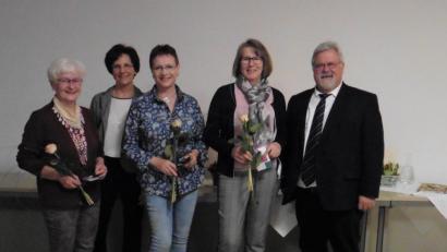 Bild: rgl
Auf dem Bild sind die drei neuen Mitglieder mit Karin Meiler und Pfarrer Arnold Pirner zu sehen.
Von links:
Waltraud Haimerl, Karin Meiler, Hannelore Quardokus, Maria Hägler, Pfarrer Arnold Pirner.