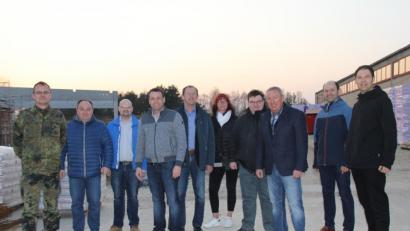 Bild: ads
Die Schweppermann-Kaserne war für den SPD-Kreisverband mit Vorsitzendem Uwe Bergmann (Vierter von links) einen Besuch wert. Dabei wurden die Genossen von Kasernenkommandant Oberstleutnant Klaus-Peter Laackman (links) über das große Bauvorhaben der Bundeswehr und die Entwicklung des Standorts informiert.