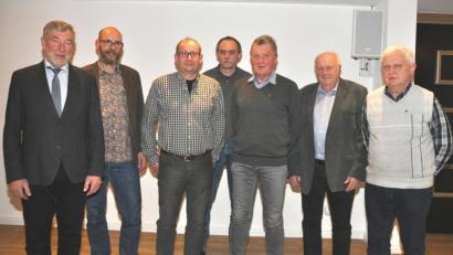 Bild: es
Vorsitzender Wolfgang Nicklas (Zweiter von links) und Bezirksvorsitzender Christian Benoist (Zweiter von rechts) ehrten Josef Kappl (30, rechts), Josef Glas (20), Stefan Kiesl (30), Richard Seegerer (20) von rechts. Zweiter Bürgermeister Hans-Peter Klünner (links) nahm die Auszeichnung für den entschuldigten Bürgermeister Max Völkl entgegen.