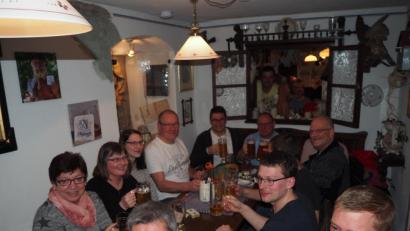 Bild: krb
Josef Nestl (vorne, links) freut sich über eine Freimaß und stößt mit seinem Tischnachbarn Tobias Knauer (vorne, rechts) an. Diesen Gutschein erhalten alle Namenstagskinder, die sich beim Josefi-Zoigl der CSU sehen lassen.