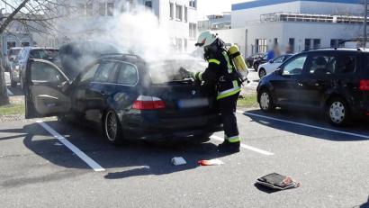 Bild: jma
Aus einem 5er BMW steigt dichter Rauch auf.