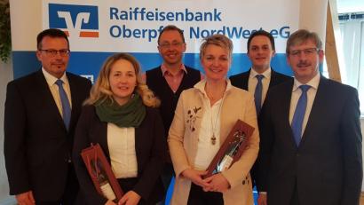 Bild: mez
Vorstandsprecher Joachim Geyer (von links) dankte für die ehrlichen Worte der Referentinnen Regina Eichinger-Schönberger und Petra Hager. Der leitende Oberarzt am Klinikum Marktredwitz Tobias Schindler (Mitte) zeigte auf, was bei Notfällen als erstes zu tun ist. Der Landwirtschaftsbetreuer der Genossenschaft Christoph Heinl und Vorstand Robert Haubner zeigten sich ebenso dankbar für die drei kurzweiligen Referate.