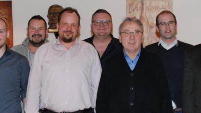 Bild: sche
Die neue Führungsmannschaft des CSU-Ortsverbands Aschach-Immenstetten (von links): Anton Kopf, Markus Simon, Thomas Spieß, Vorsitzender Christian Drexler, Siegfried Schäffer, Gerhard Meier , Stefan Lehmeier, Bürgermeister Alwin Märkl und Kreisvorsitzender Harald Schwartz