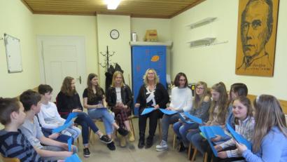 Bild: jzk
Mit der biblischen Geschichte von der Taufe Jesu am Jordan beschäftigen sich Maria Wende und Ina Memmel mit ihrer Gruppe.