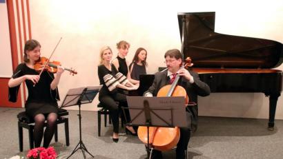 Bild: gac
Das Klaviertrio Würzburg und das Duo Walachowski (von links: Katharina Cording, Ines Walachowski, Karla-Maria Cording, Anna Walachowski und Peer-Christoph Pulc) erfreuen die Zuhörer in ungewöhnlicher Besetzung.