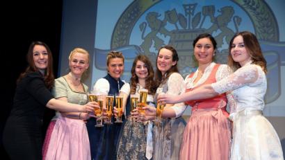 Bild: Sigi Müller/exb
Marina Schicker (Mitte) ist eine von sieben Bewerberinnen im Finale der Wahl zur Bayerischen Bierkönigin.