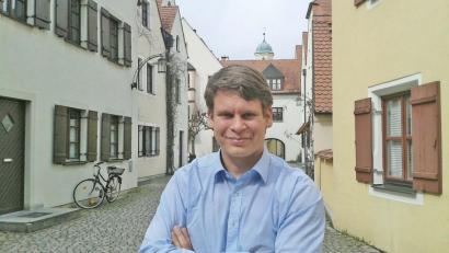 Bild: Gabi Schönberger
Vom Kreistag Tirschenreuth in die Altstadt von Weiden. Dr. Benjamin Zeitler will "alles tun", damit die Weidener CSU bei den Kommunalwahlen gute Ergebnisse erzielt.