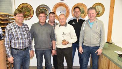 Bild: exb
Schießleiter Lothar Mehringer (links) und Schützenmeister Robert Geitner (rechts) mit Xaver Wolfsteiner, Pokalspender Sepp Schmaußer, Helmut Himmerer und Thomas Steindecker (von links).
