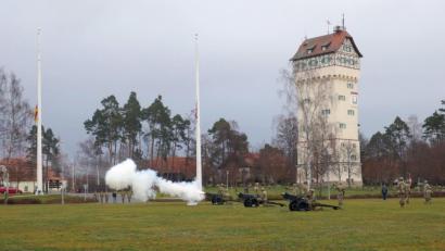 Bild: mor
Salutschüsse auf dem Paradefeld vor dem Wasserturm in Grafenwöhr.
