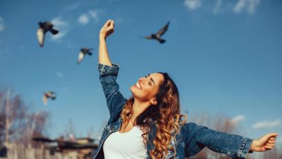 Bild: djile – stock.adobe.com
Ist es nicht herrlich, wenn die Tage wieder heller und länger werden? Wenn wir die ersten wärmenden Sonnenstrahlen im Freien genießen können?