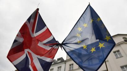Bild: Jens Kalaene/dpa
Eine britische und eine Europaflagge sind in Berlin miteinander verknotet.