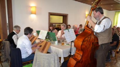 Bild: gi
„Musikanten spülts auf“, hieß es beim 10. Musikantentreffen des OWV Moosbach. Hier mit die "Zammzupftn"