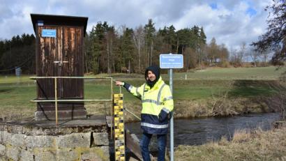 Bild: lue
Jürgen Festbaum, Leiter der Gewässerkunde vom Wasserwirtschaftsamt Weiden, erklärt mit welcher Technik die Wasserpegel-Messstation an der Fichtelnaab in Erbendorf arbeitet.