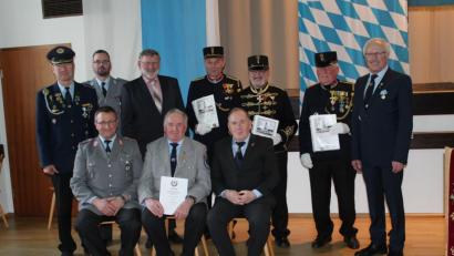 Bild: Susanne Forster
BKV-Kreisvorsitzender Anton Hauptmann, stellvertretender Kreisschießwart Martin Schneider, Bürgermeister Josef Schmidkonz(hinten, von links), BSB-Kreisvorsitzender Ferdinand Lienerth (hinten, rechts) und Bezirksvorsitzender Horst Embacher (vorne, rechts) gratulierten den Geehrten Gerhard Bötzl (hinten, Vierter von rechts), Bruno Salomon (hinten, Dritter von rechts) und Karl Birner (hinten, Zweiter von rechts), Gerhard Kraus und Reiner Köppl (vorne, von links).	Bild: Susanne Forster