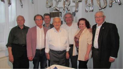 Bild: is
Zum 90. Geburtstag von Willi Birkner (Mitte) gratulieren Seniorenbeauftragter Albert Butscher (von links), Bürgermeister Werner Walberer, Kreisvorsitzender des Vdk-Ortsverbands Pressath, Josef Rewitzer, Sohn Hubertus Birkner, Schwiegertochter Martha Birkner sowie Vdk-Ortsvorsitzender Anton Gareis.