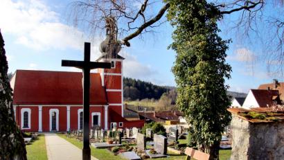 Bild: ds
Weil die Gebühren zuletzt die Kosten nicht mehr deckten, reagiert der Gemeinderat mit einer Neukalkulation für den Friedhof in Etzelwang.