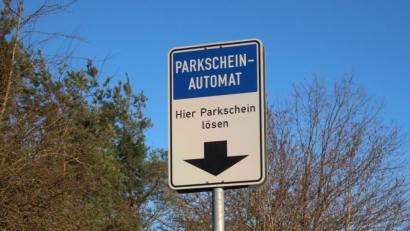 Bild: Hirsch
Wer an der Holzkugel am Steinberger See parkt, muss Gebühren bezahlen - mit Ausnahme der Kurzparker.