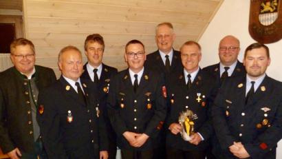 Bild: usc
Nachwahlen, Ehrungen und die Verleihung diverser Lehrgangsbestätigungen standen im Mittelpunkt der Jahreshauptversammlung der Feuerwehr Gailoh. Von links OB Michael Cerny, Vorsitzender Georg Honig, der neue Vertrauensmann Matthias Dobler, Kommandant Thimo Höcherl, der neue Kassenprüfer Reiner Klopsch, Herbert Ströhl, der mit dem goldenen Brandschutzehrenzeichen für 40 Jahre aktive Dienstzeit und 40 Jahre Vereinszugehörigkeit wurde, der neue Zweite Vorsitzende Martin Heindl und Zweiter Kommandant Daniel Schildbach.