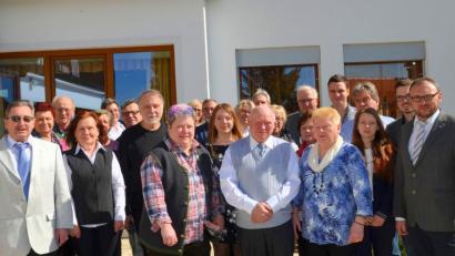 Bild: fjo
Else Nickl (vorne, rechs) feiert mit Ehemann Josef und Tochter Elvira (links daneben) sowie vielen Gratulanten 80. Geburtstag.